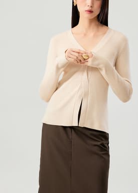 Front Twist Knit V-neck Fitted Top