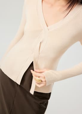 Front Twist Knit V-neck Fitted Top