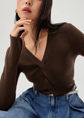 Front Twist Knit V-neck Fitted Top