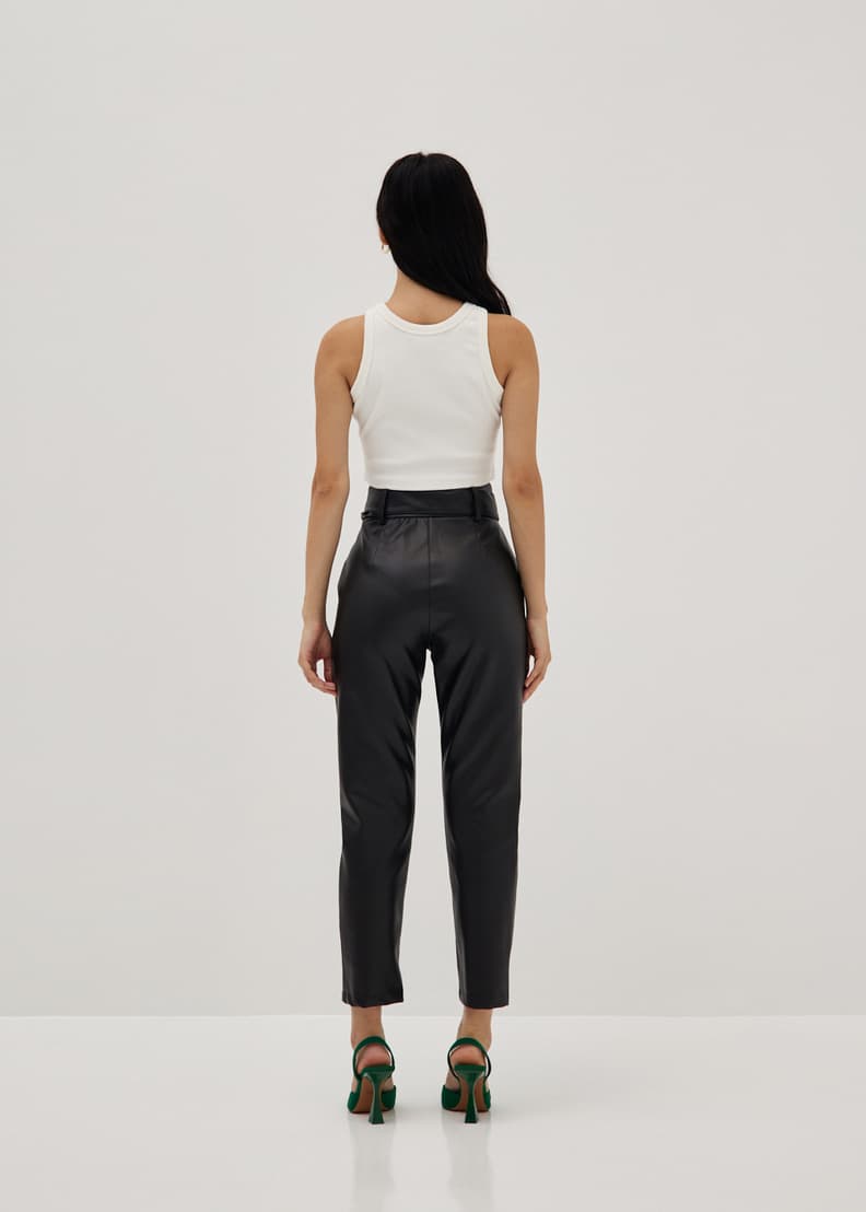 Pegged deals leg trousers