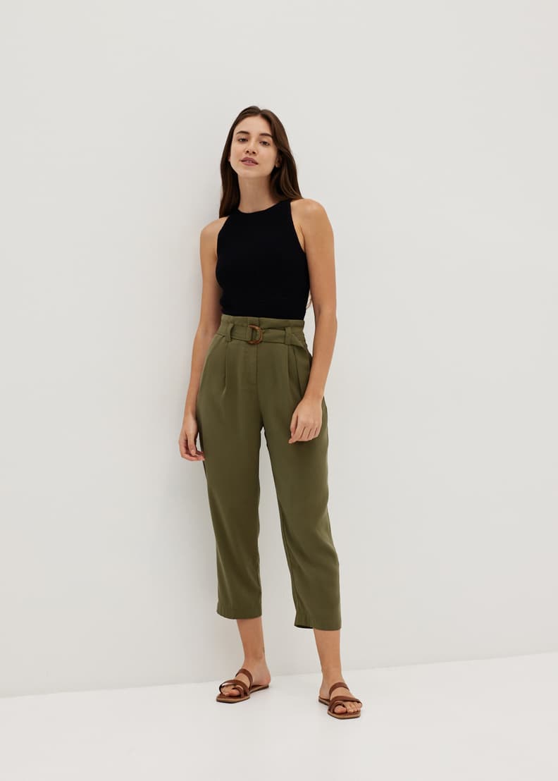 Pegged store leg trousers